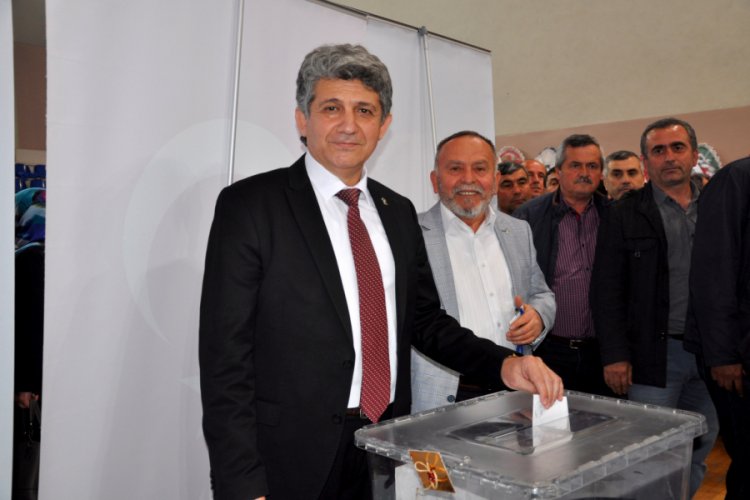 Bursa'da AK Parti Karacabey İlçe Başkanı İşcan güven tazeledi