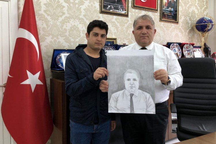 Bursa Yenişehir'de yaşayan Suriyeli genç, yaptığı eserlerle görenleri hayrete düşürüyor