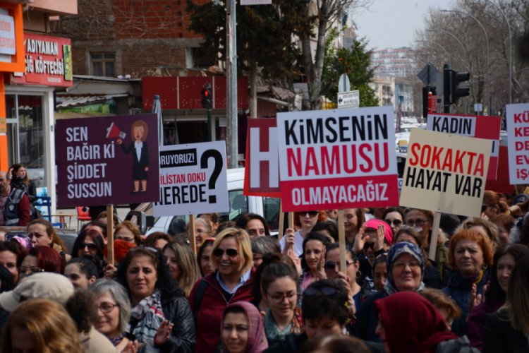 Bursa Gemlik'te yüzlerce kadın 8 Mart için yürüdü