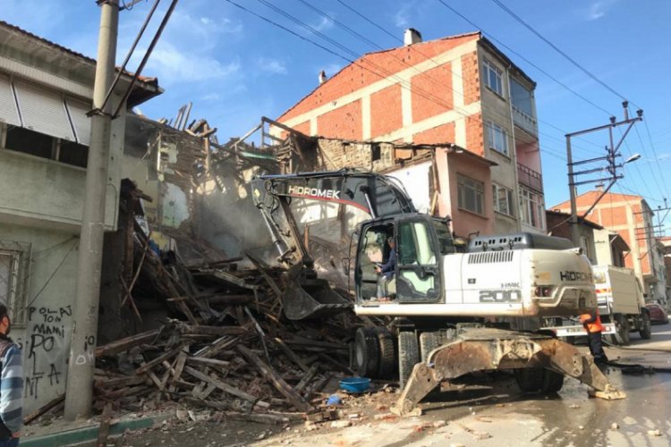 Bursa'da metruk bina yıkımı aralıksız devam ediyor