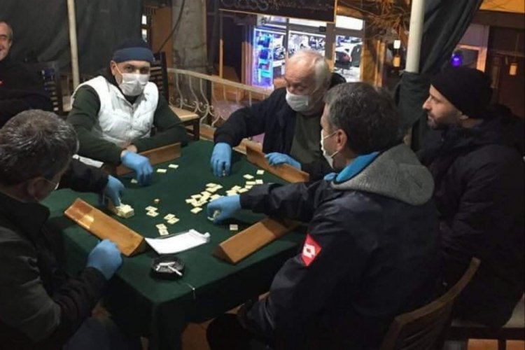 Bursa'da maskeli eldivenli okey