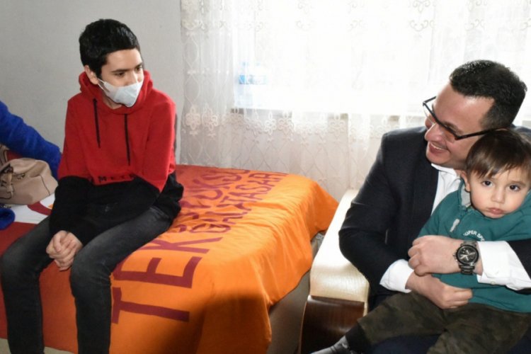 Bursa Mustafakemalpaşa Belediye Başkanı Mehmet Kanar'dan lösemili çocuğa sürpriz