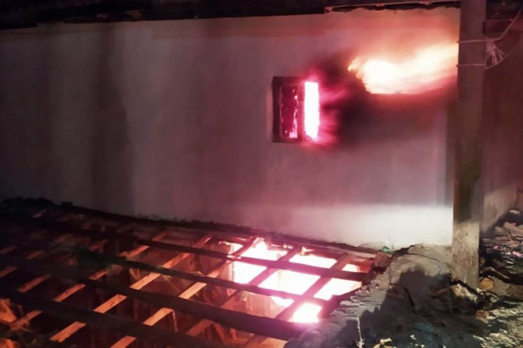 İki katlı ev alevlerle teslim oldu