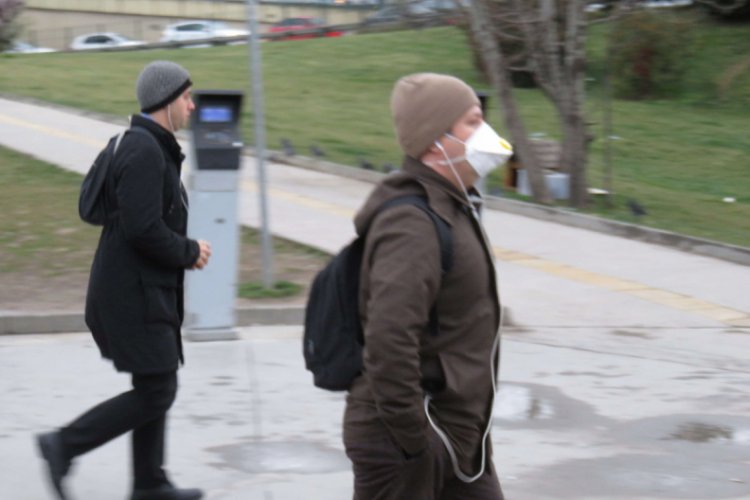 Toplu taşımada maskeli koronavirüs önlemleri