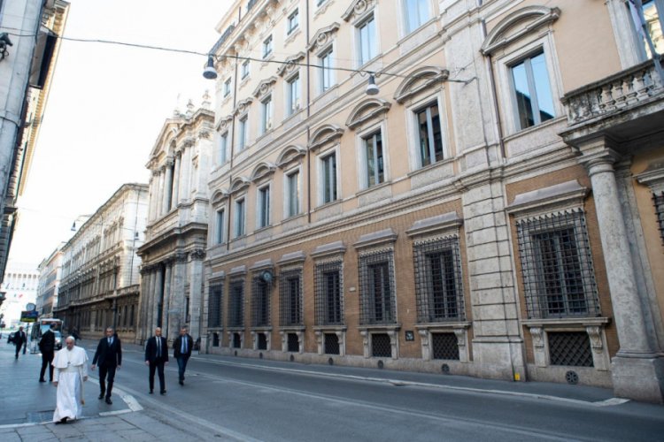 Papa Francis, karantinada olan Roma caddelerinde gezindi