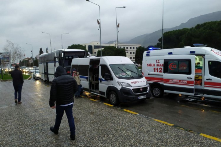 Servis otobüsü, servis minibüsüne çarptı: 8 yaralı