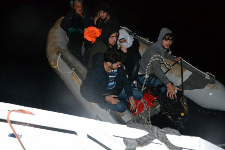 Motoru bozulan bottaki 9 göçmen kurtarıldı