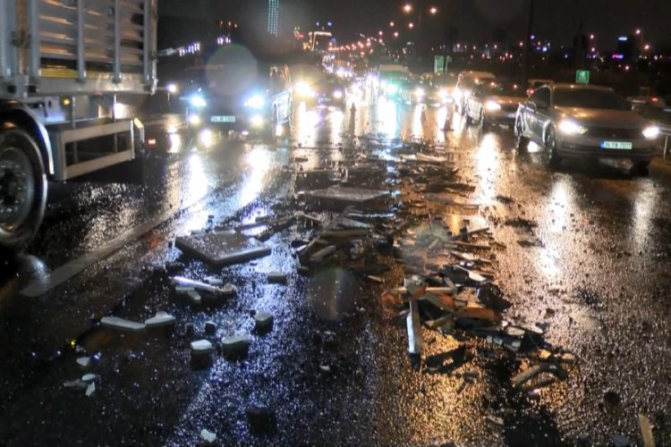 TEM'de kamyonetten inşaat malzemeleri döküldü, 8 araç hasar gördü