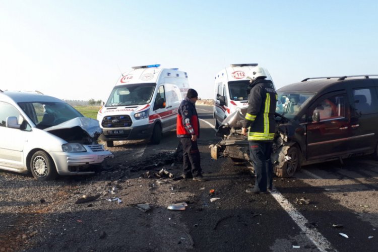 Otomobiller çarpıştı: 6 yaralı