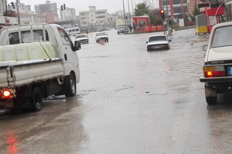 Şiddetli yağmur su baskınlarına neden oldu