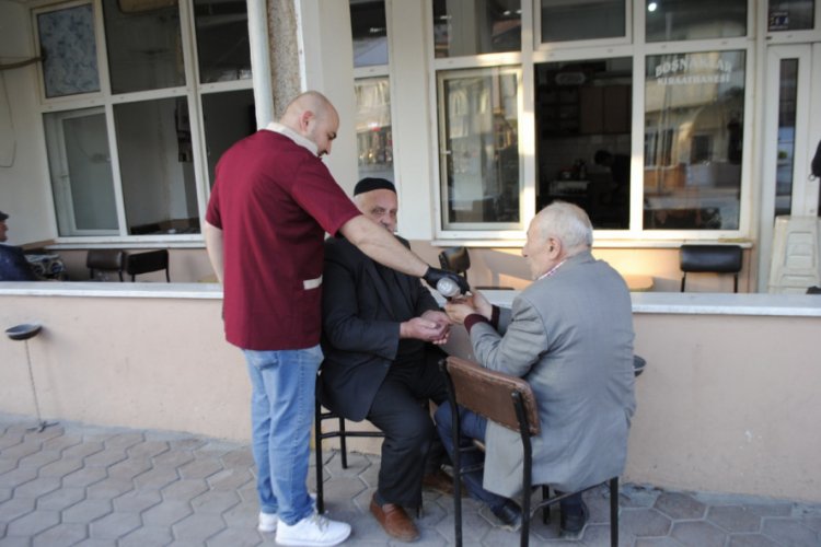 Bursa'da kahveciler müşterilerine kolonya ikram ediyor