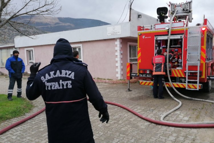 Erkek öğrenci yurdunun çatısı yandı