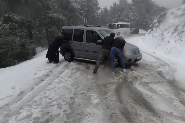 Kazdağları'nda kar yağışı mahsur bıraktı