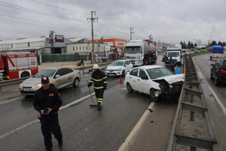Otomobil demir bariyerlere çarptı