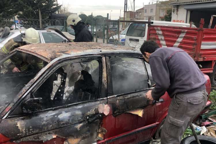 Bursa'da park halindeki otomobil yandı
