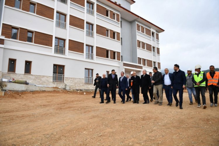 Depremzedeler için yaptırılan 130 konutun kura çekimi yapıldı