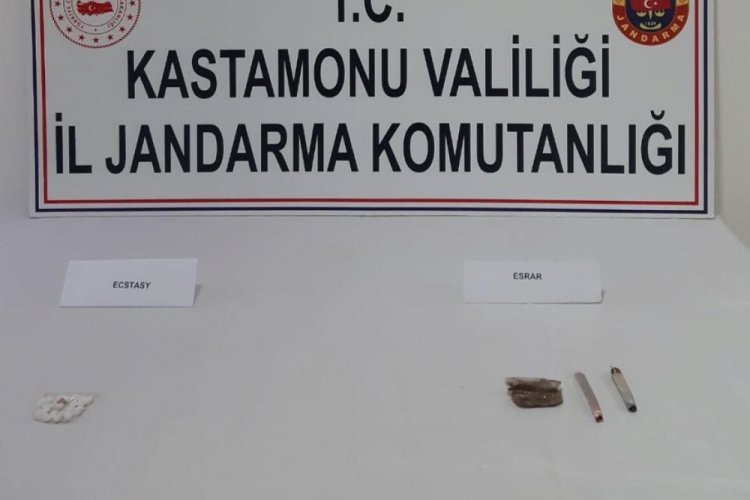 Otomobilde uyuşturucu kullanırken yakalandı