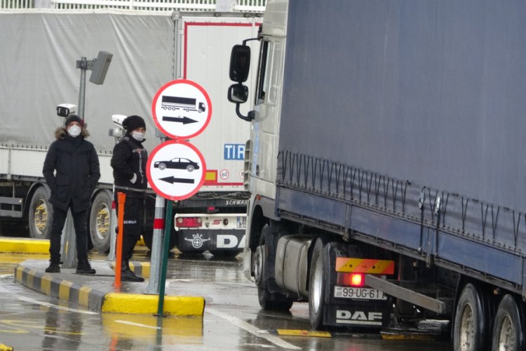 Sarp Sınır Kapısı'nda 10 kilometrelik TIR kuyruğu