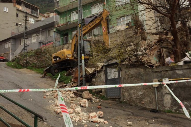 Bursa'da tehlike arz eden metruk bina yıkıldı