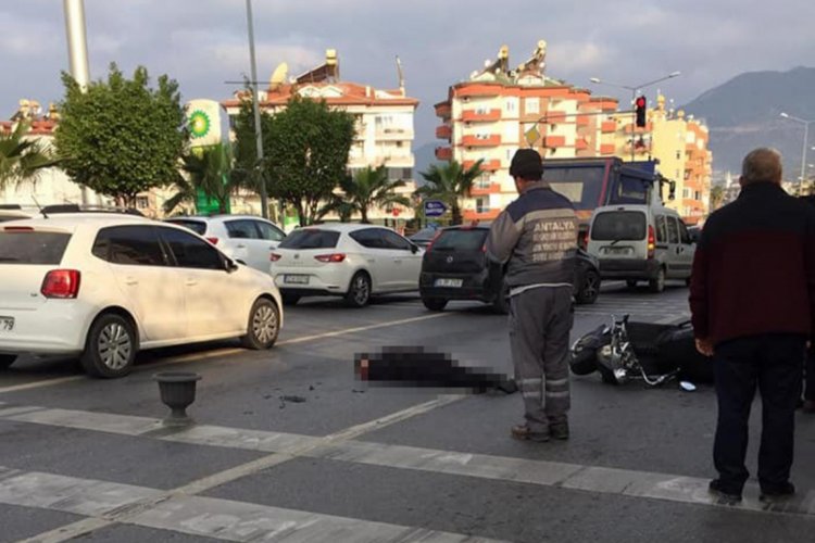 Kamyonun altında kalan motosikletli öldü