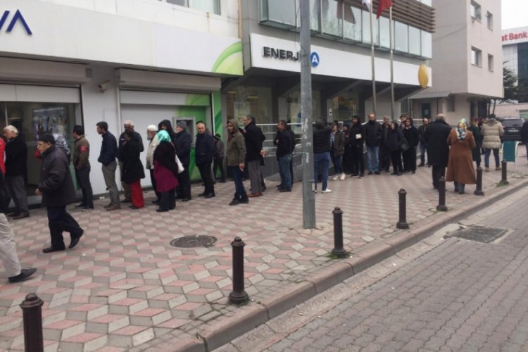 Banka önlerinde korona virüs kuyruğu