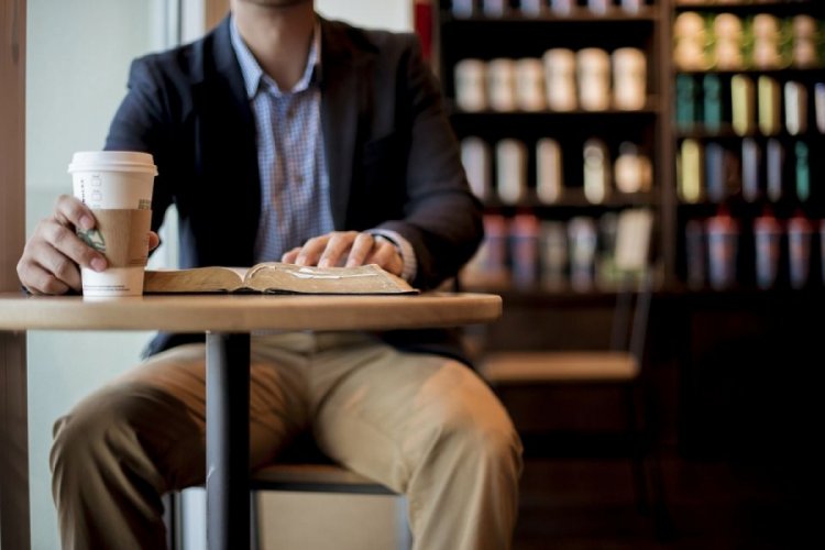 Starbucks oturmayı yasakladı!