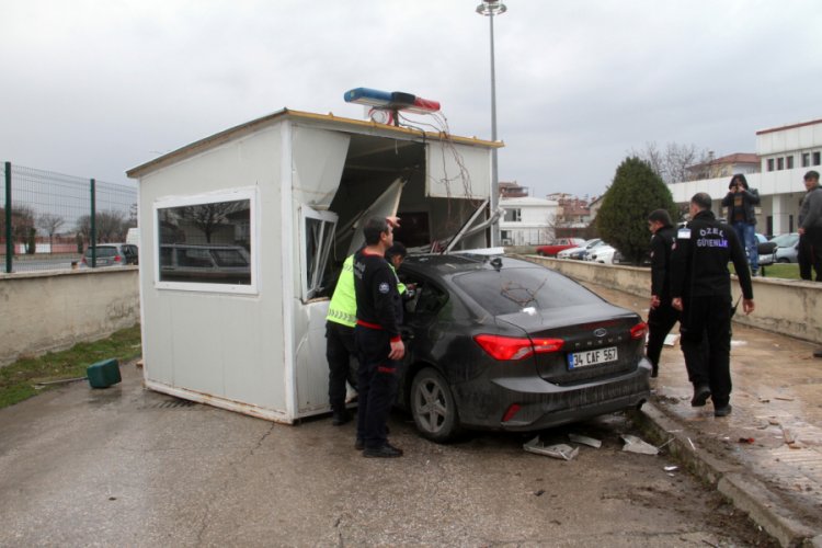 Otomobil güvenlik kulübesine girdi