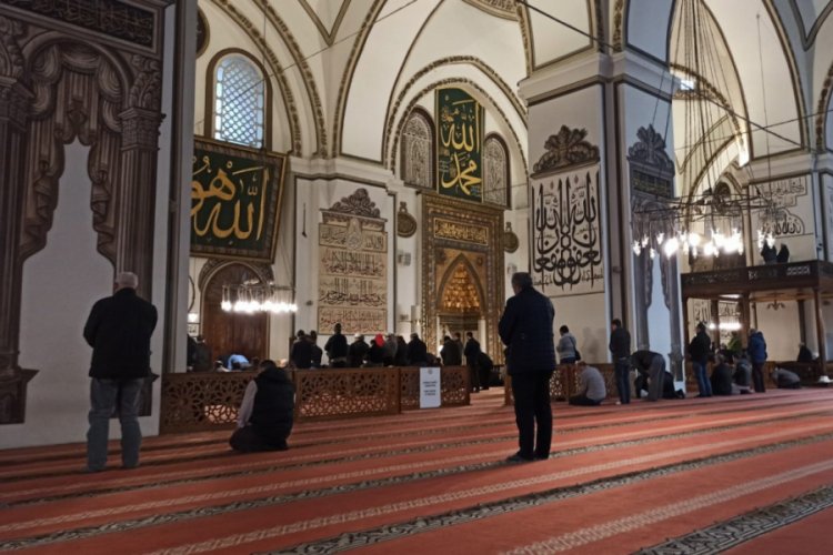 Bursa'da binlerce kişinin saf tuttuğu Ulu Cami boş kaldı