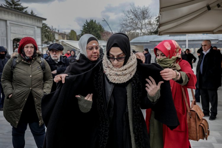 Gazeteci Esra Elönü'nün babası son yolculuğuna uğurlandı