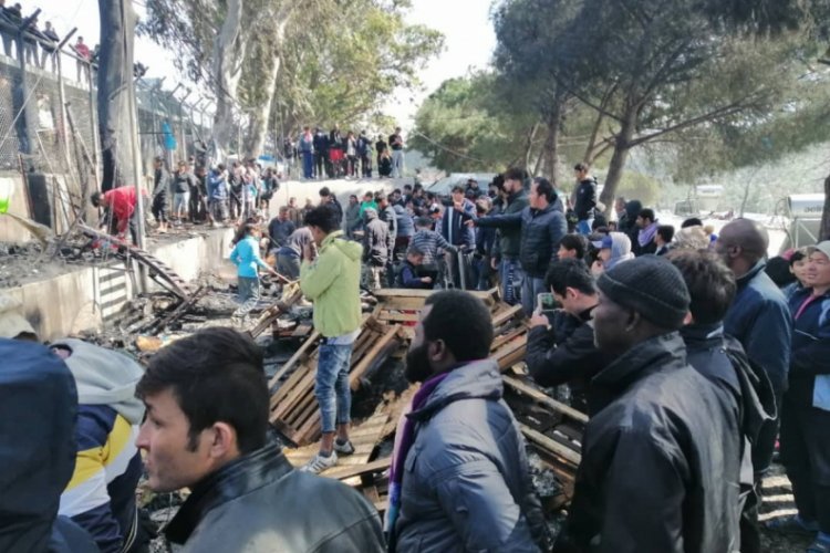 Yunanistan'da göçmen kampında yangın!