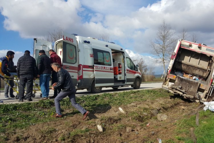 Çöp kamyonu yoldan çıktı