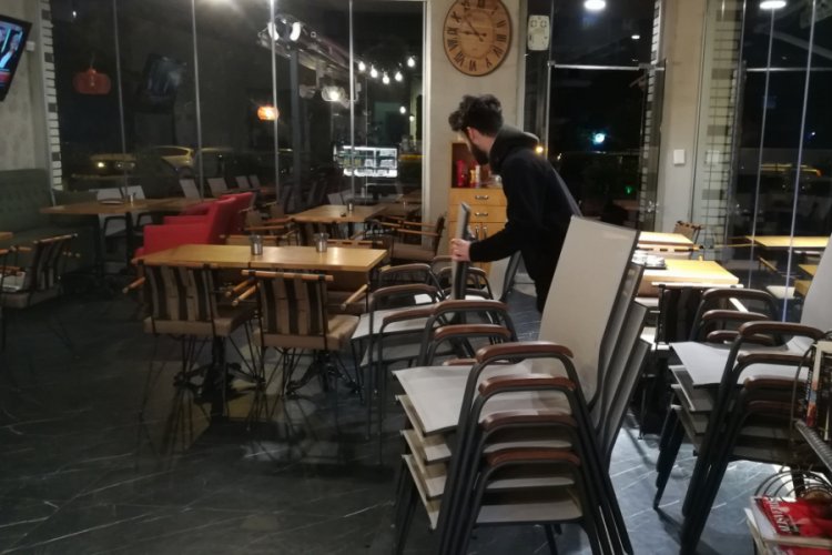 Esnaflar 00.00'ı beklemeden işletmelerini kapattı