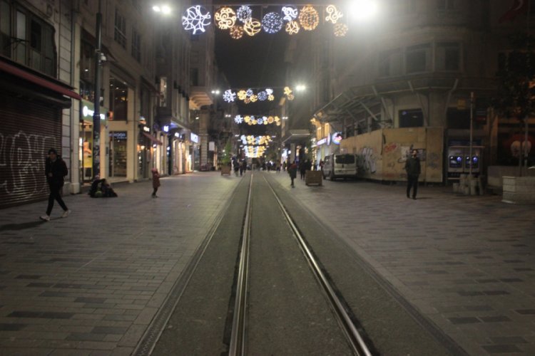 Salgın nedeniyle İstiklal Caddesi ve Taksim Meydanı boş kaldı
