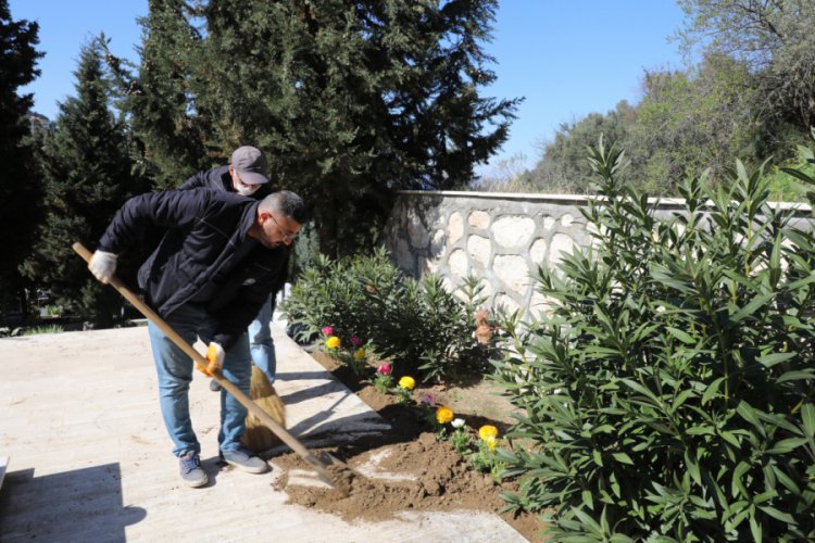Bursa Mudanya'daki şehit mezarları çiçeklendirildi