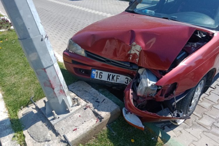 Bursa'da direğe çarparak durabildi