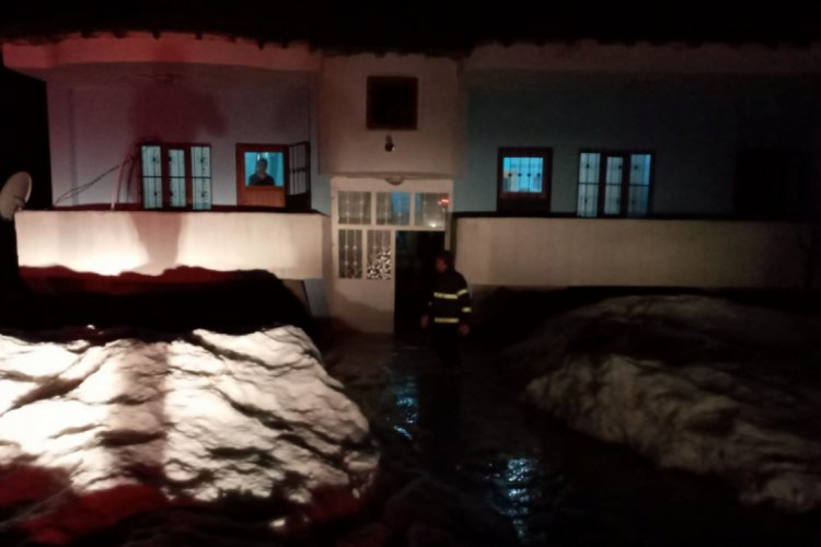 Yüksekova'da evler sular altında kaldı