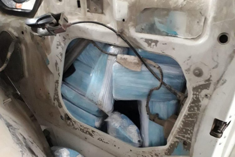 Minibüsün zulasından 6 bin 900 kaçak tıbbi maske çıktı
