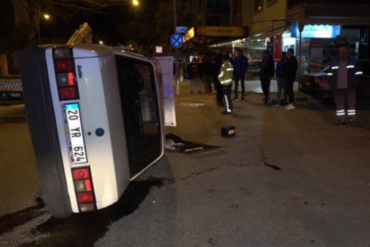 Ağaca çarpan otomobil yan yattı