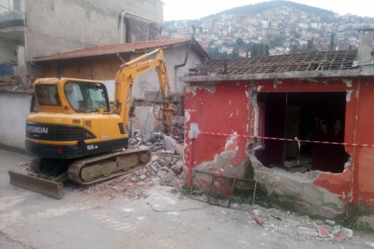 Bursa Pınarbaşı Mahallesi'ndeki metruk bina yıkıldı