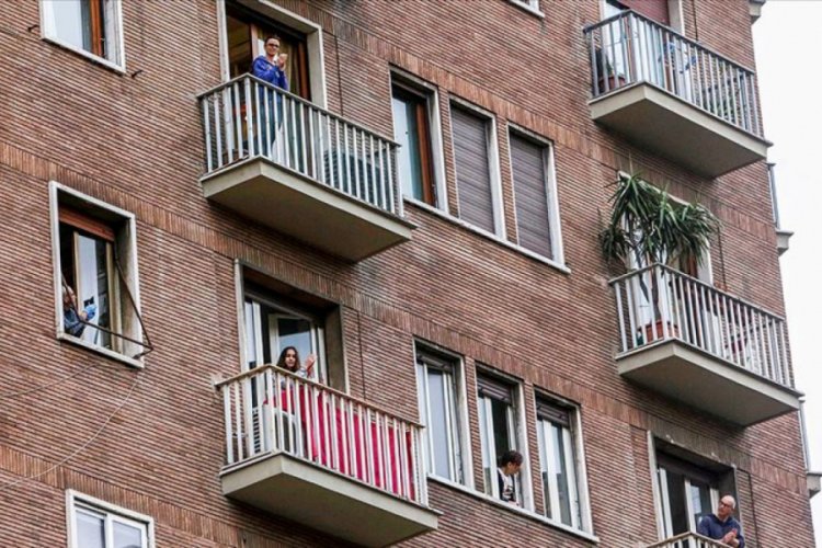 Avrupalılar Kovid-19 nedeniyle ilk kez zorunlu evlerine kapanıyor