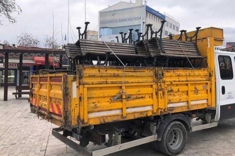 Yaşlılar uyarılarını dikkate almayınca, belediye meydandaki bankları söktü