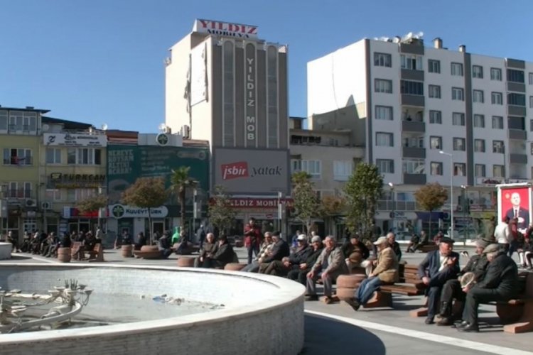 Bursa'da vatandaşlar koronaya karşı tedbir almayınca belediye bankları söktü