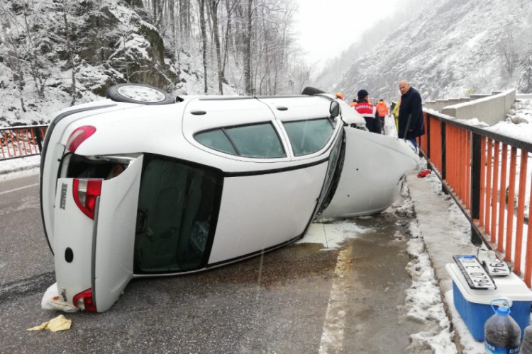 Bursa'da bariyerlere çarpan otomobil yan yattı; sürücü ile eşi yaralı
