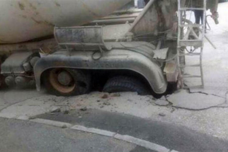 Beton mikserini taşıyamayan yol çöktü