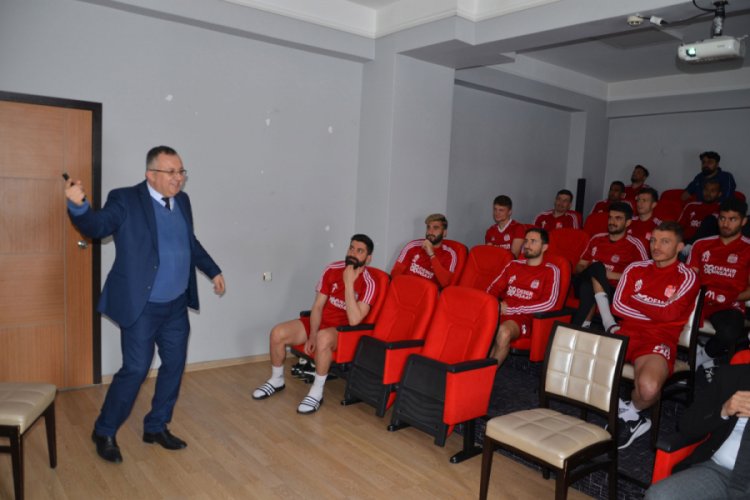 Demir Grup Sivasspor'a koronavirüs eğitimi