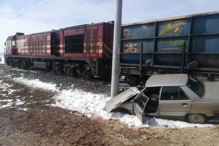 Hemzemin geçitte yük treni ile otomobil çarpıştı