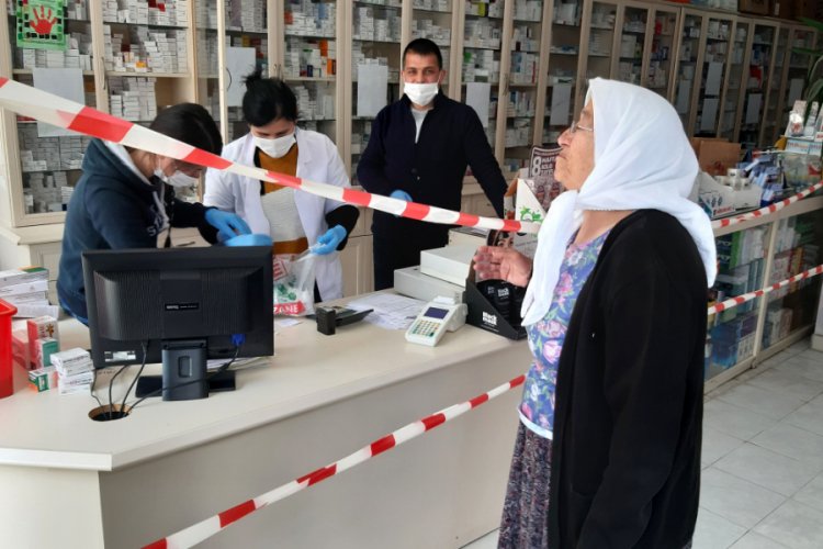 Eczanede koronavirüse karşı şeritli önlem