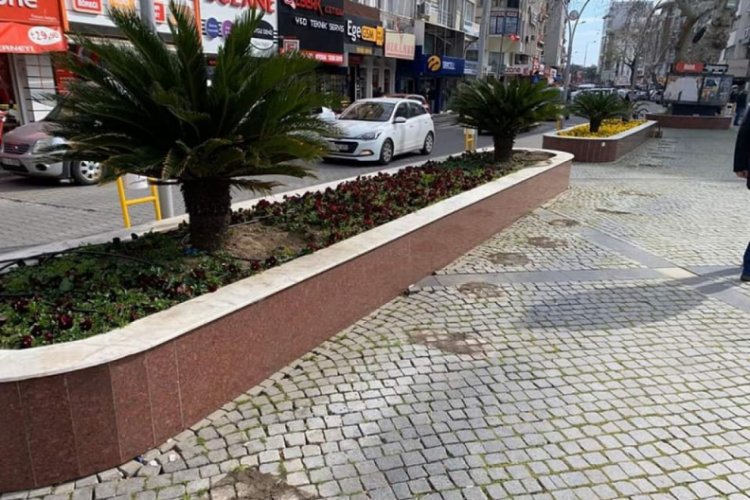 Vatandaş uyarılara aldırış etmeyince meydandaki bankları kaldırdılar