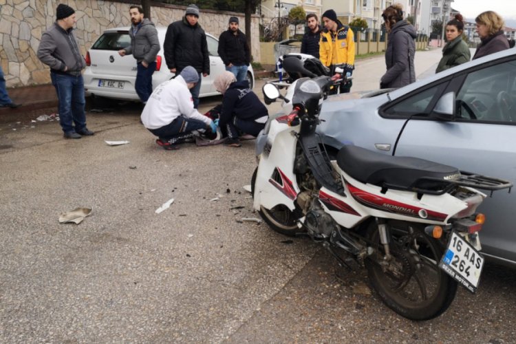 Bursa'da otomobille çarpışan motosikletin sürücüsü yaralandı