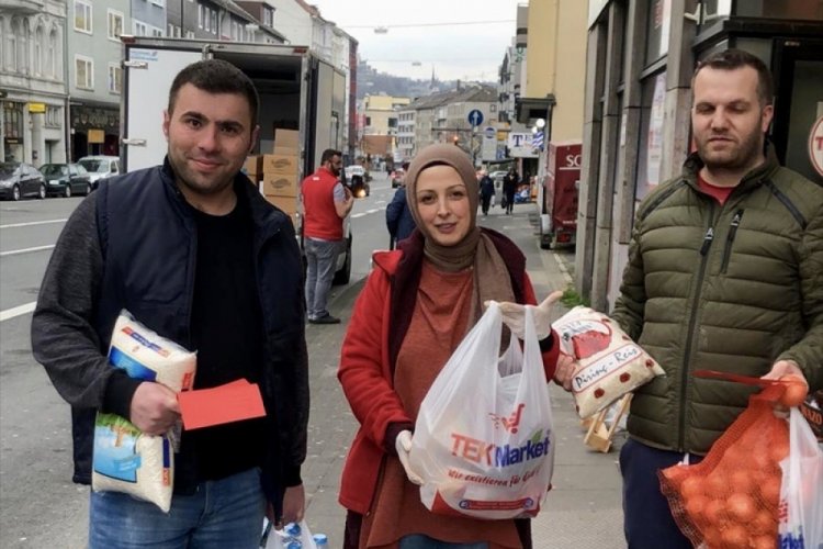 Almanya'daki Türklerden yaşlılara koronavirüs yardımı
